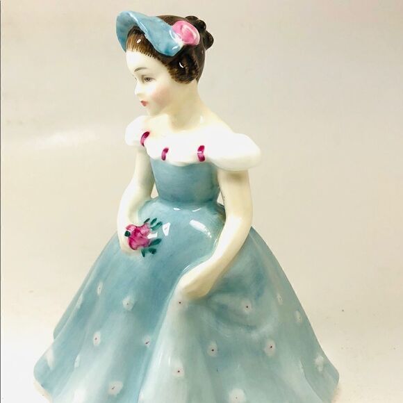 DOULTON & CO Porcelain Figurine 💐THE BRIDESMAID💐 - Picture 5 of 9